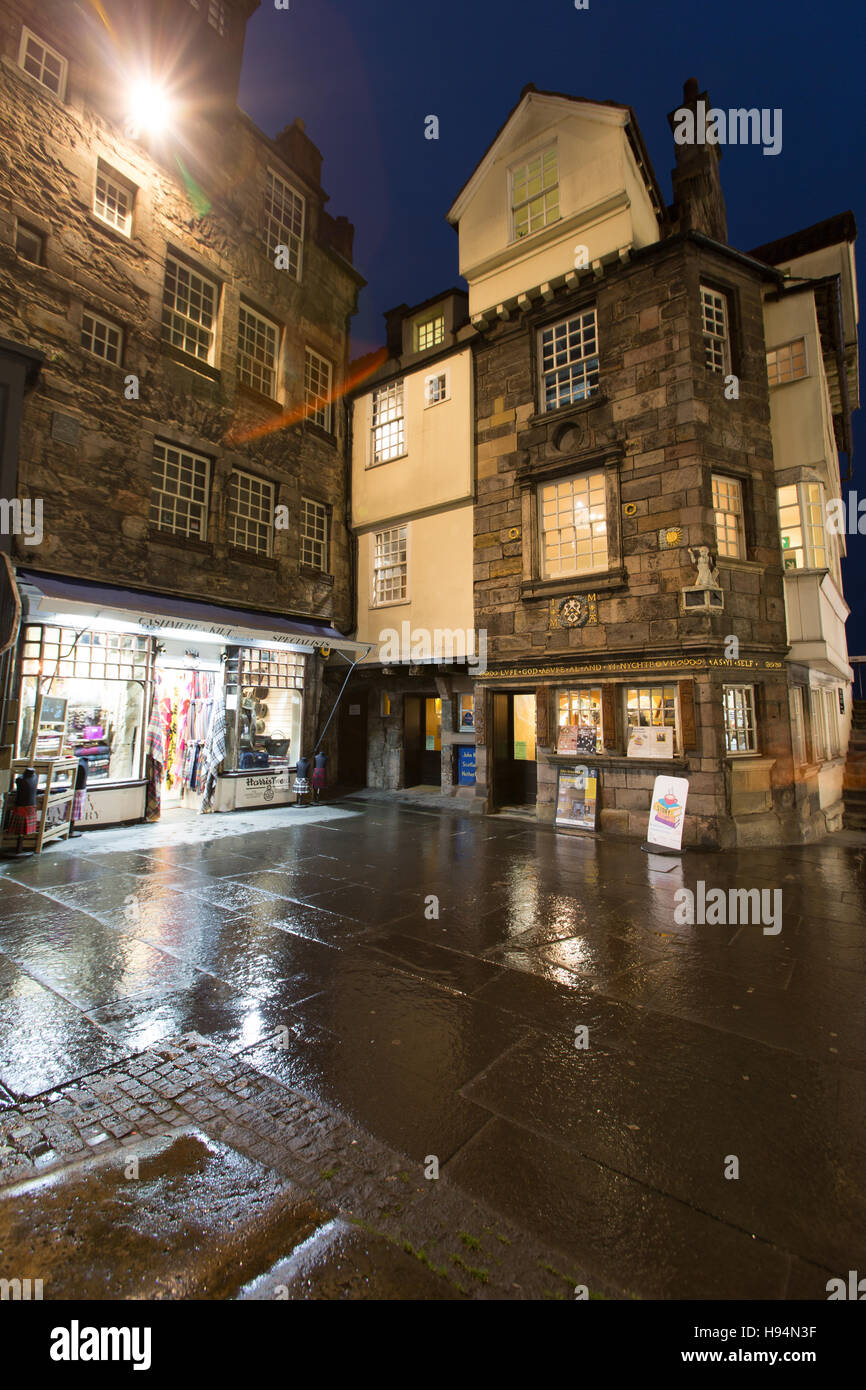 Città di Edimburgo in Scozia. Pittoresca vista notturna di John Knox's House sulla Royal Mile High Street. Foto Stock