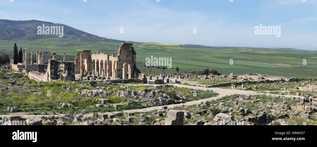 Panoramica della vista dell'antica città di Volubilis nel massiccio Zerhoun area del Marocco Foto Stock