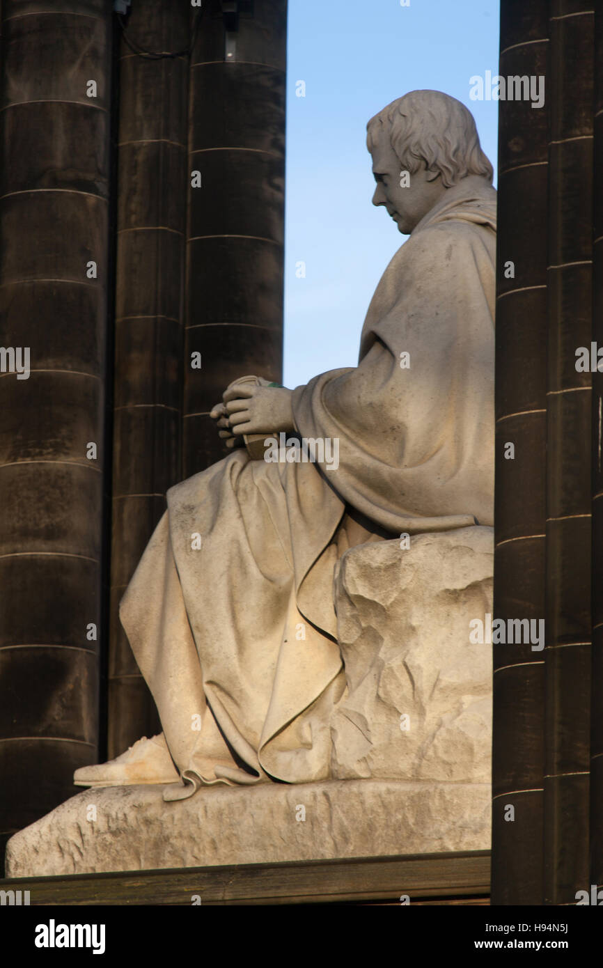 Città di Edimburgo in Scozia. Vista ravvicinata del Sir Walter Scott statua sotto il Monumento di Scott, su Princes Street. Foto Stock