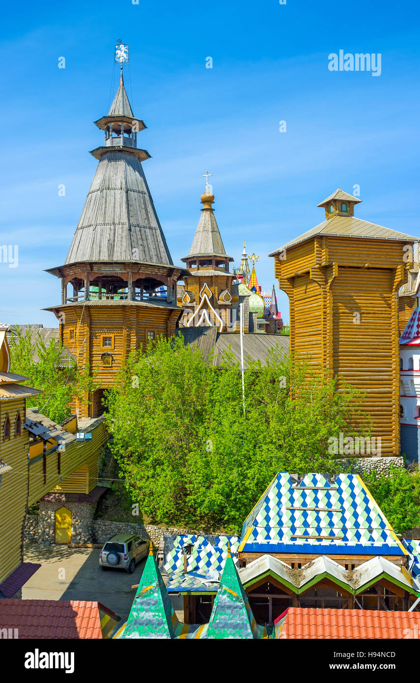 La Scenic torri con travi di legno e la chiesa di San Nicola in Izmailovsky Cremlino, il centro culturale, costruito in stile medievale architettura russa Foto Stock