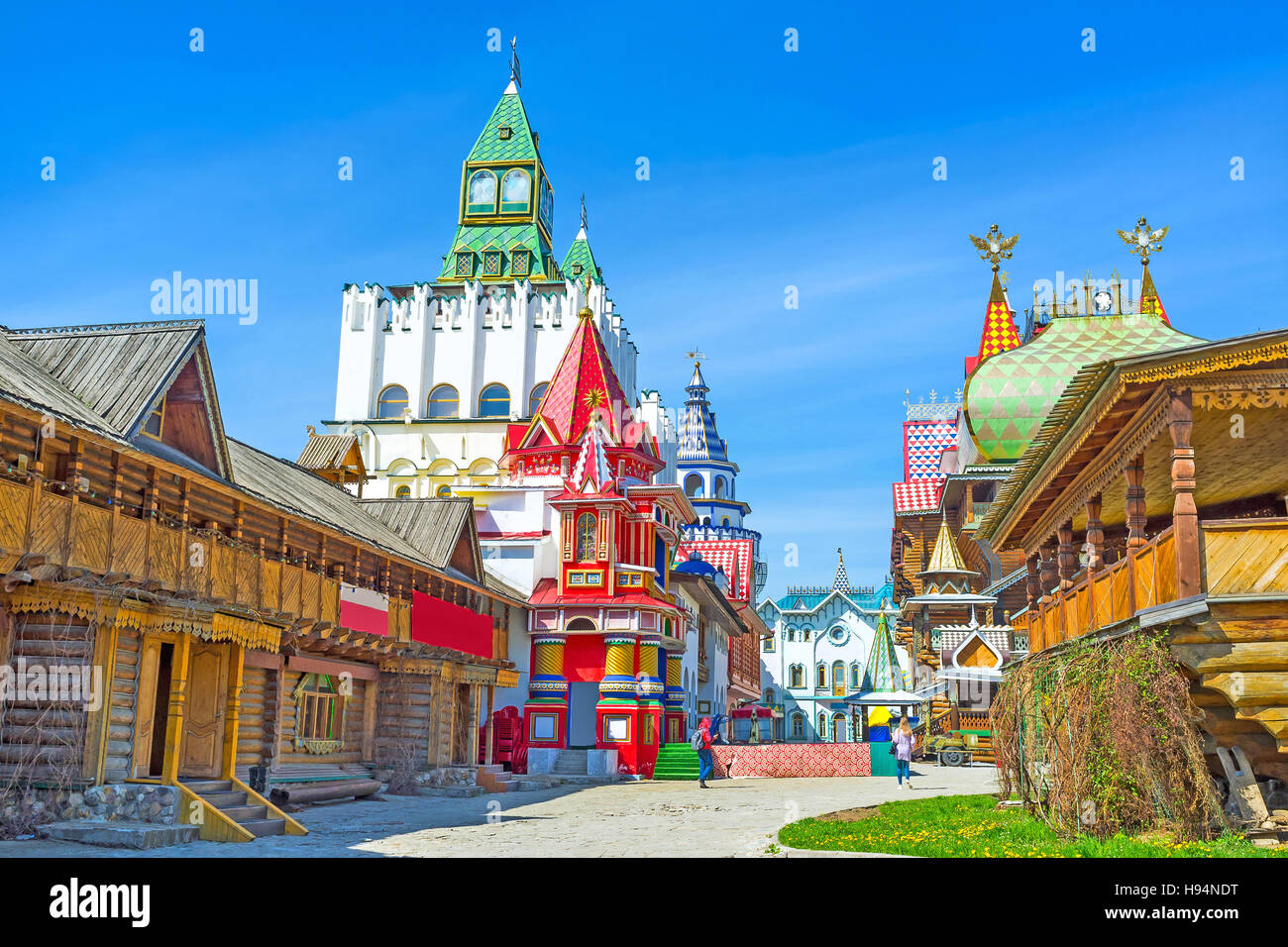 L'unico complesso degli intrattenimenti di Izmailovsky Cremlino contiene esempi di tradizionale architettura russa - il legno della chiesa di St Nicholas, Tsar' Foto Stock