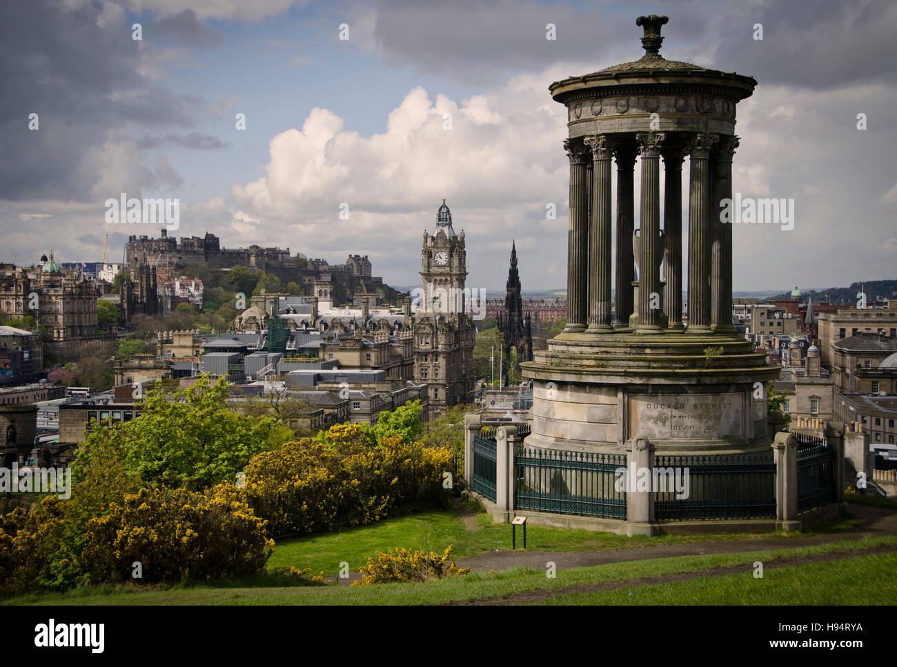 Lo skyline di Edimburgo vista da Calton Hill di Castello Foto Stock