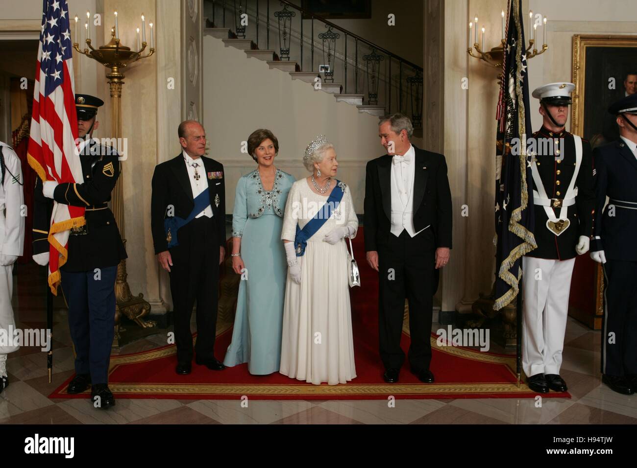 Stati Uniti Il Presidente George W Bush e la First Lady Laura Bush escort di Sua Maestà la Regina Elisabetta II e Sua Altezza Reale il Principe Filippo , Duca di Edimburgo, dalla Casa Bianca Scalone prima dello stato la cena 7 Maggio 2007 a Washington, DC. Foto Stock