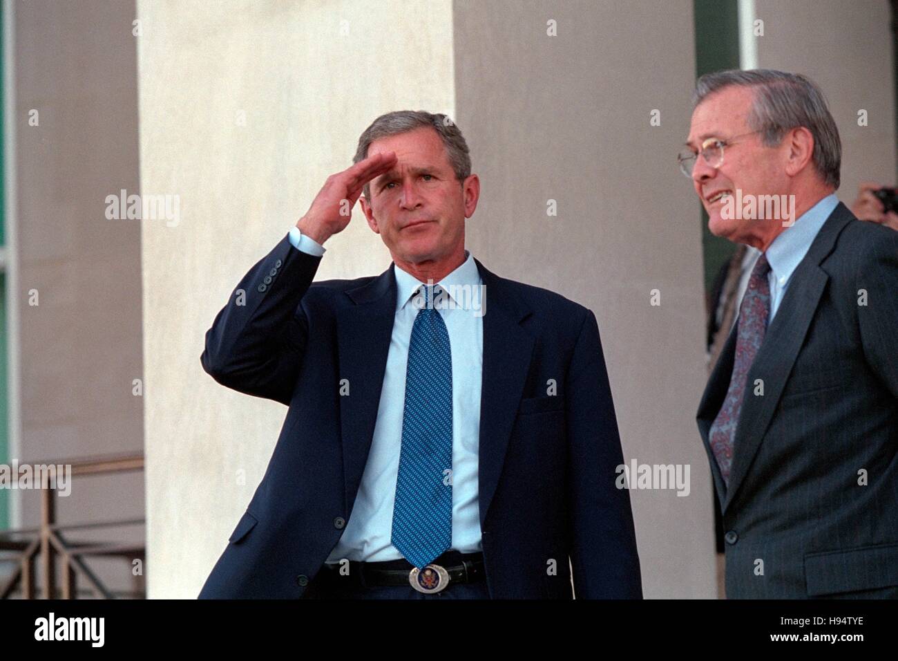 Stati Uniti Il Presidente George W Bush saluta come egli lascia il Pentagono con il Segretario della Difesa Donald Rumsfeld, 12 settembre 2001 a Washington, DC. Foto Stock