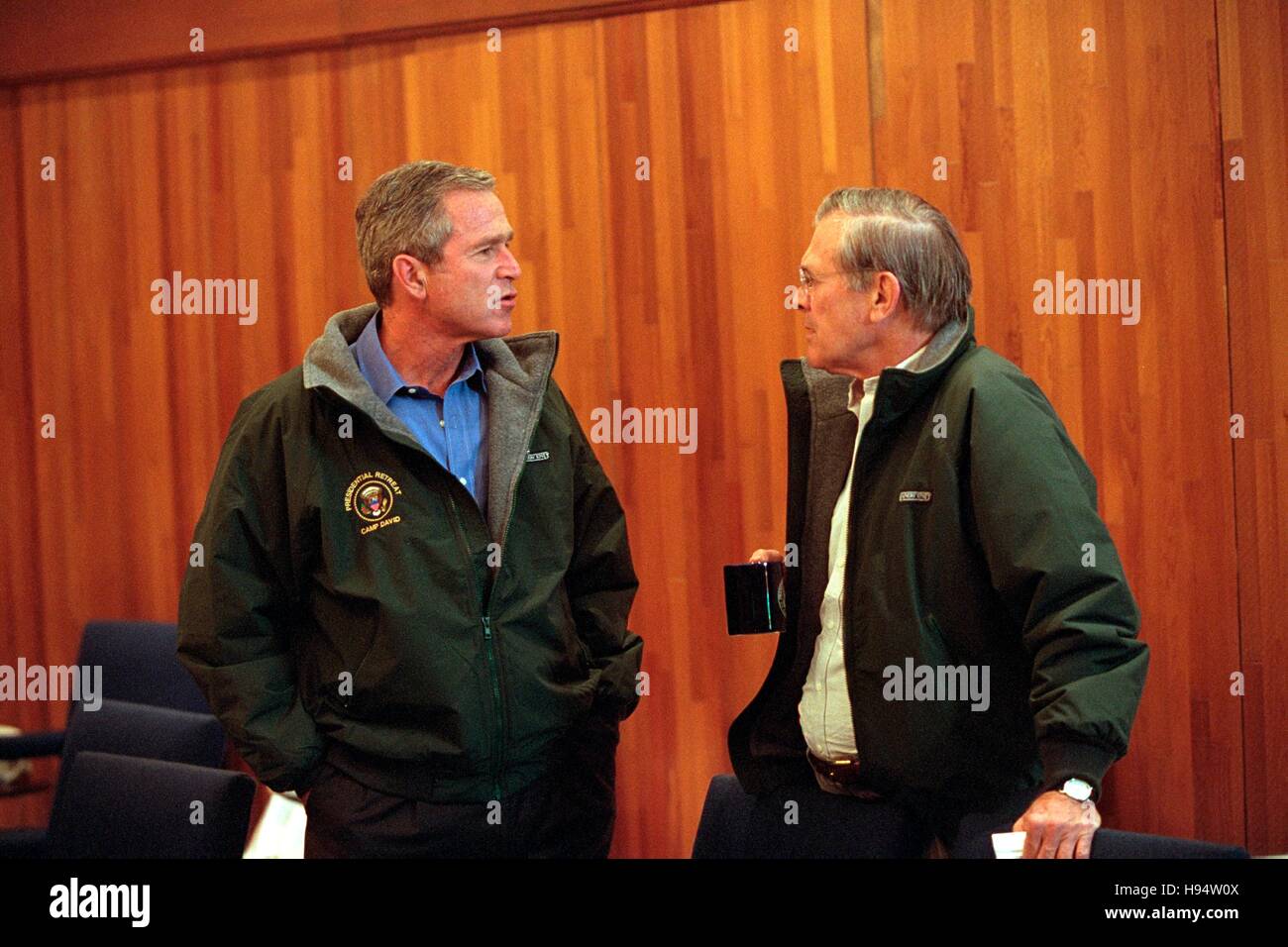 Stati Uniti Il presidente George W. Bush parla al Segretario della Difesa Donald Rumsfeld durante una riunione del Consiglio Nazionale di Sicurezza a Camp David Settembre 15, 2001 a Thurmont, Maryland. Foto Stock