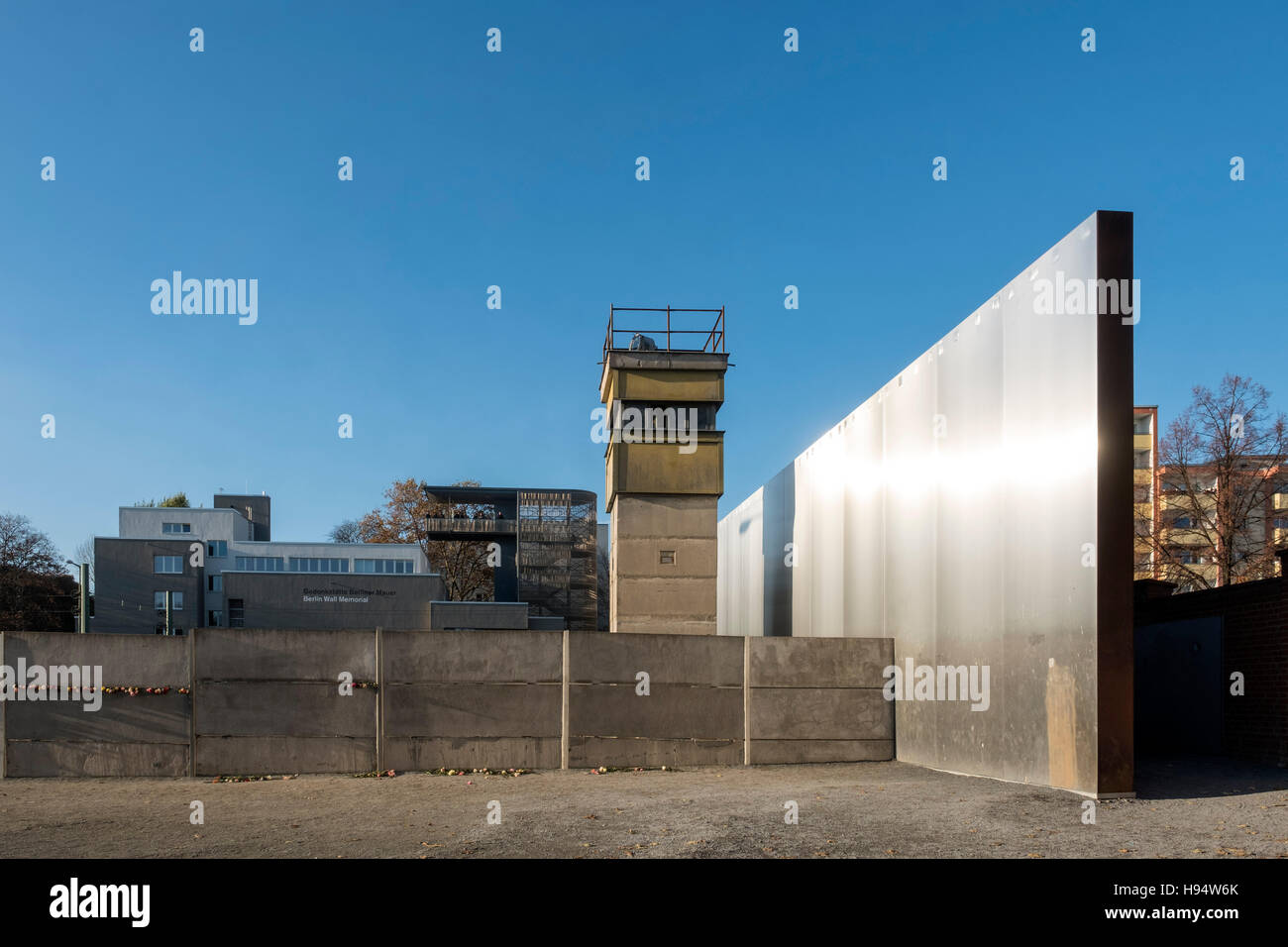 Memoriale del Muro di Berlino centro visitatori e ex morte striscia presentano su Bernauer Strasse a Berlino, Germania Foto Stock