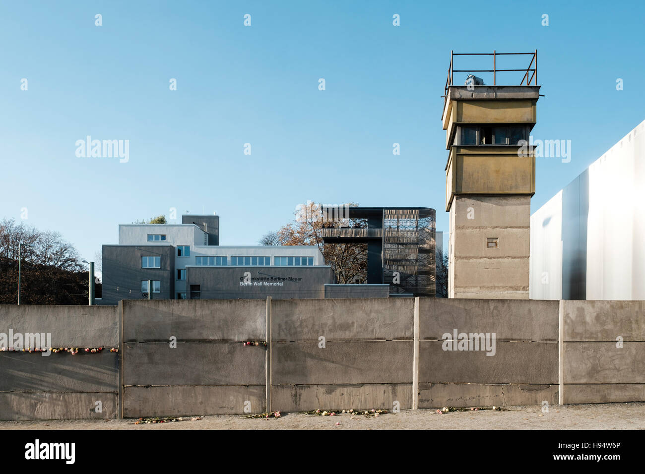 Memoriale del Muro di Berlino centro visitatori e ex morte striscia presentano su Bernauer Strasse a Berlino, Germania Foto Stock