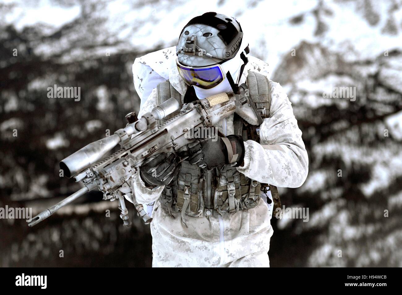 Stati Uniti Navy SEAL soldati dimostrare inverno tecniche di guerra in snow camouflage Dicembre 9, 2014 in Mammoth Lakes, California. Foto Stock