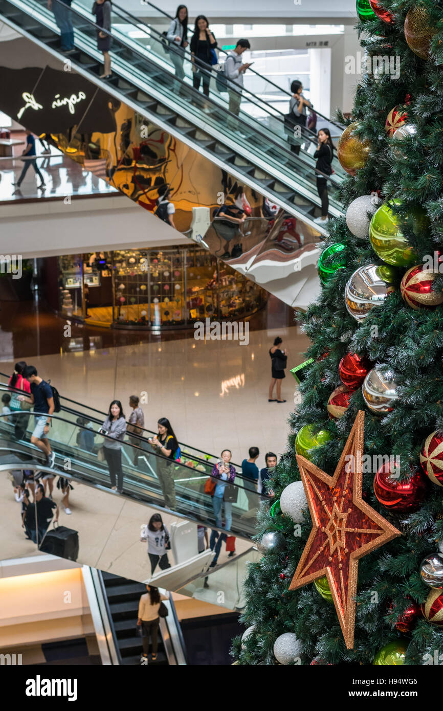 Albero di natale e gli acquirenti su scale mobili al Festival a piedi il centro commerciale per lo shopping di Hong Kong nel mese di novembre 2016 Foto Stock