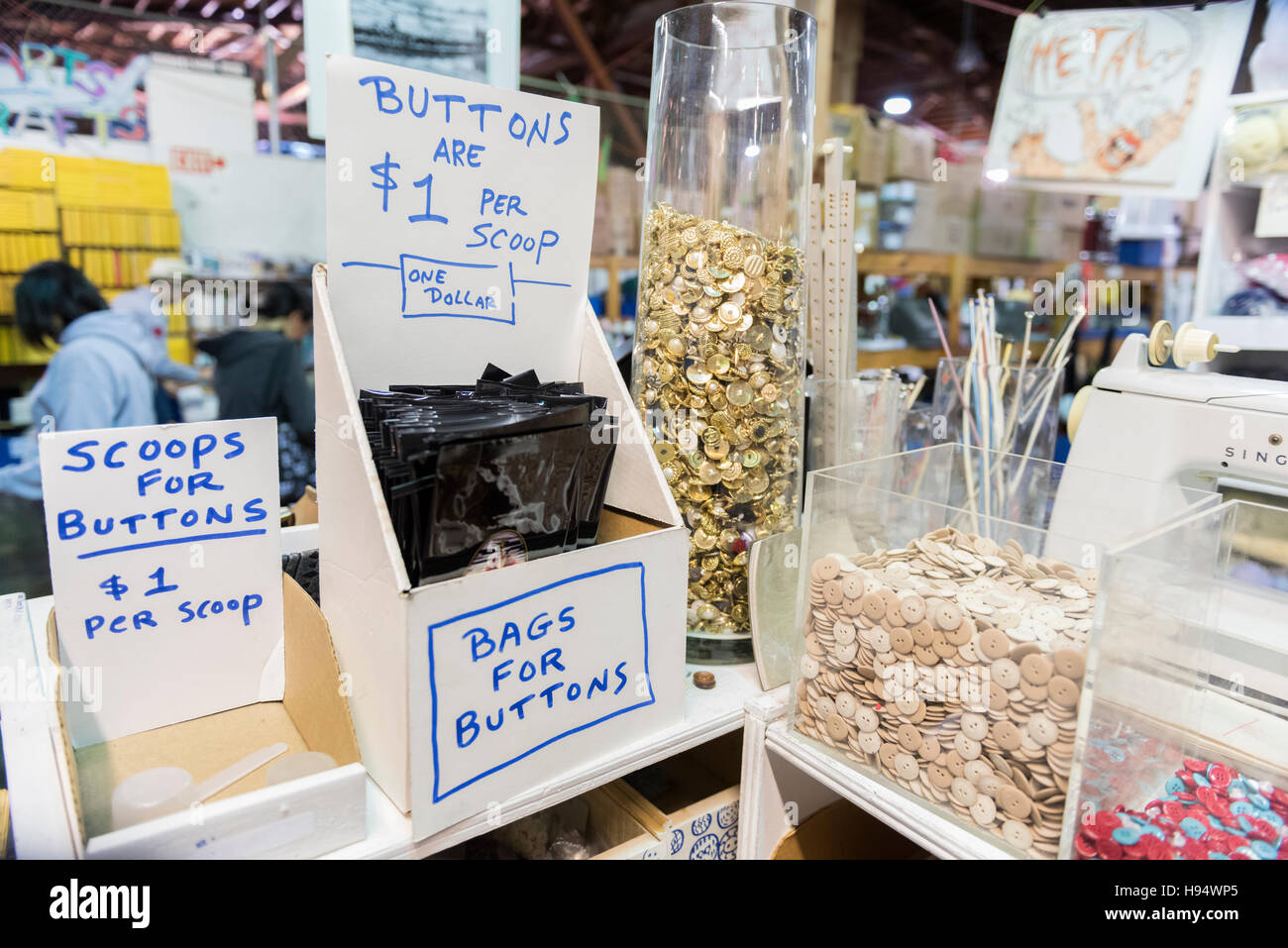 Vista interna di rottami, un creative re-cycling magazzino pubblico per materiali utili per il riutilizzo in progetti creativi, San Francisco, California, Stati Uniti d'America. Foto Stock