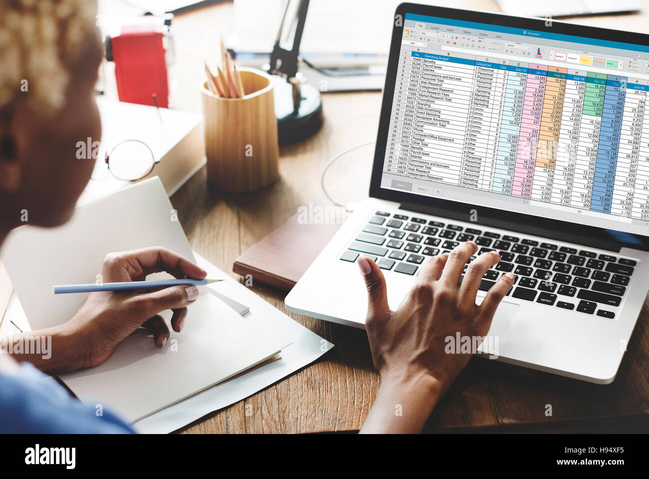 Documento del foglio di calcolo le informazioni finanziarie il concetto di avvio Foto Stock