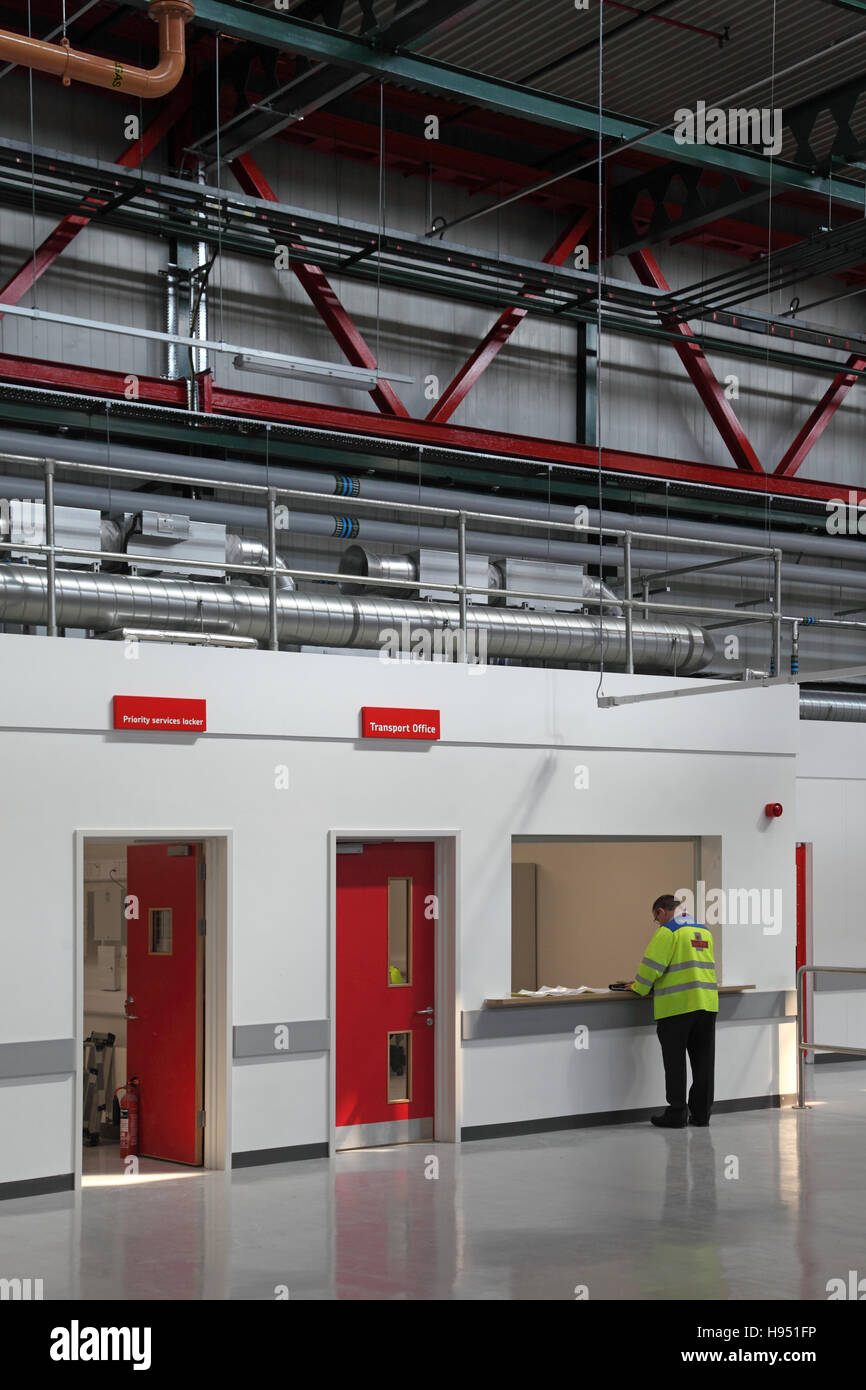 Un singolo lavoratore attende presso l'Ufficio dei trasporti la ricezione in un nuovo ufficio postale ufficio di smistamento nel sud dell'Inghilterra, Regno Unito Foto Stock