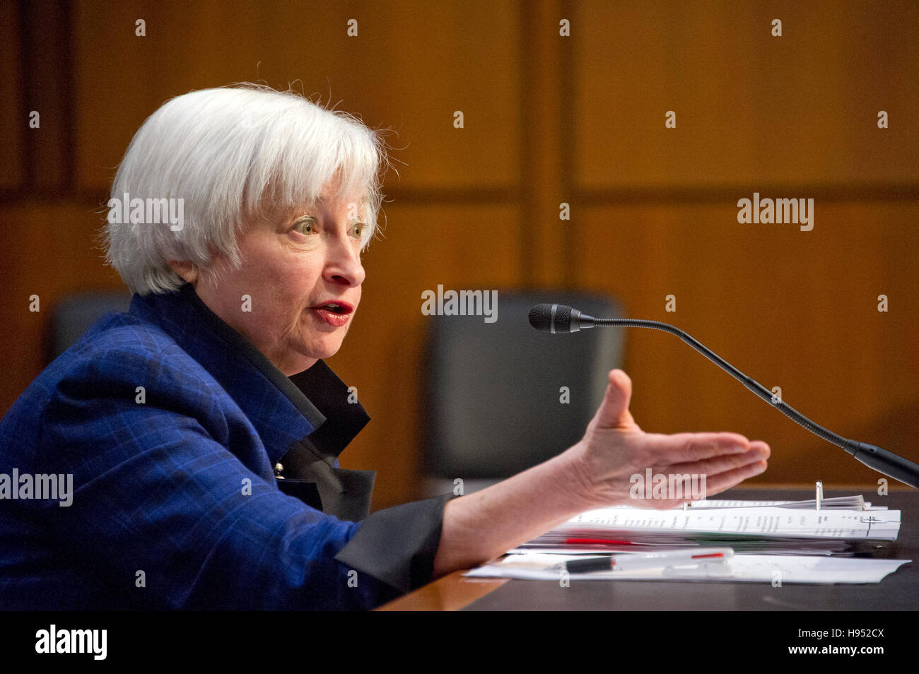 Janet L. Yellen, sedia, il Consiglio dei governatori della Federal Reserve System testimonia davanti al Congresso degli Stati Uniti comitato economico misto su "Le prospettive economiche' in Washington, DC il giovedì, 17 novembre 2016. Nel suo commento preparato Yellen dichiarato 'per quanto riguarda l'outlook, mi aspetto che la crescita economica per continuare ad un ritmo moderato, sufficiente a generare qualche ulteriore rafforzamento delle condizioni sul mercato del lavoro e un ritorno di inflazione del Comitato del 2 percento obiettivo nel corso dei prossimi due anni". Credito: Ron Sachs/CNP - nessun filo SERVICE - Foto Stock