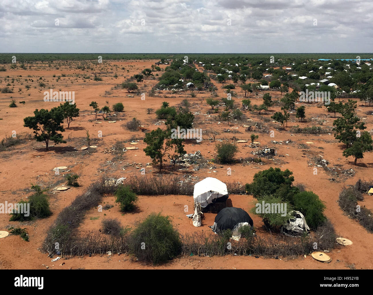 Dadaab, Kenya. 17 Nov, 2016. Vista del campo profughi di Dadaab, Kenya, 17 novembre 2016. Di tutto il mondo più grande campo di rifugiati nel nord-est del Kenya è minacciato di essere chiuso. Il 16 novembre, il governo del Kenya ha dato un periodo di grazia di ulteriori sei mesi. Più di 280.000 persone, per la maggior parte dalla Somalia, vivono nel campo secondo le Nazioni Unite. Foto: ANNA KERBER/dpa/Alamy Live News © dpa picture alliance/Alamy Live News Foto Stock
