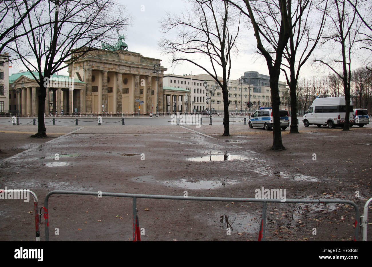 Berlino, Germania. 17 Nov, 2016. I poliziotti in parte anteriore del Brandenburger Tor in preparazione per la visita del Presidente degli Stati Uniti Barack Obama a Berlino, Germania, 17 novembre 2016. © Martin Weiser/CTK foto/Alamy Live News Foto Stock