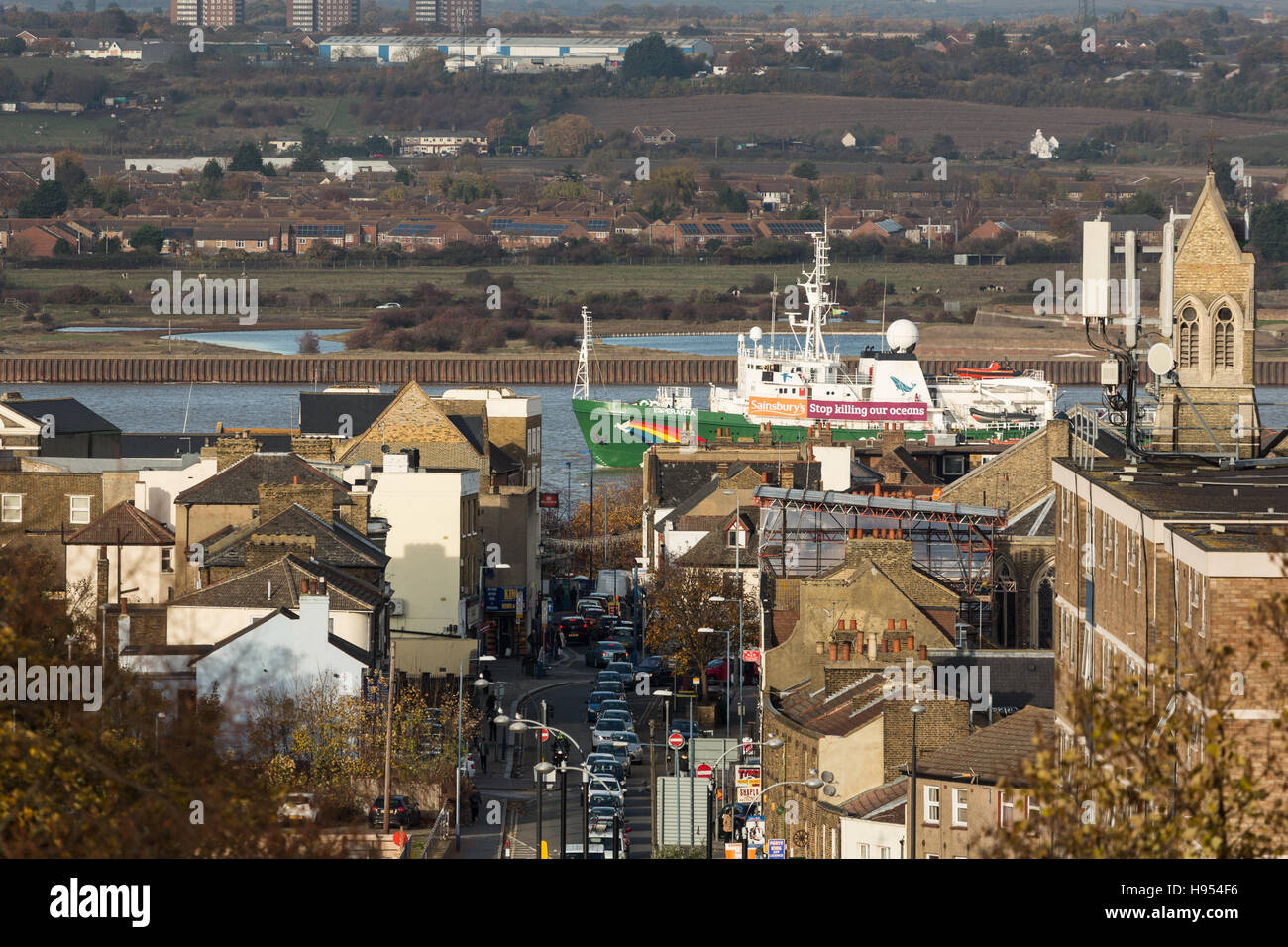 Gravesend, Kent, Regno Unito. Xviii Nov, 2016. La nave di Greenpeace Esperanza nella foto vela passato Gravesend oggi sul suo modo di Londra il cuscinetto di un banner per protestare contro Sainsbury's calza unsustainably-tonno pescato. Credito: Rob Powell/Alamy Live News Foto Stock