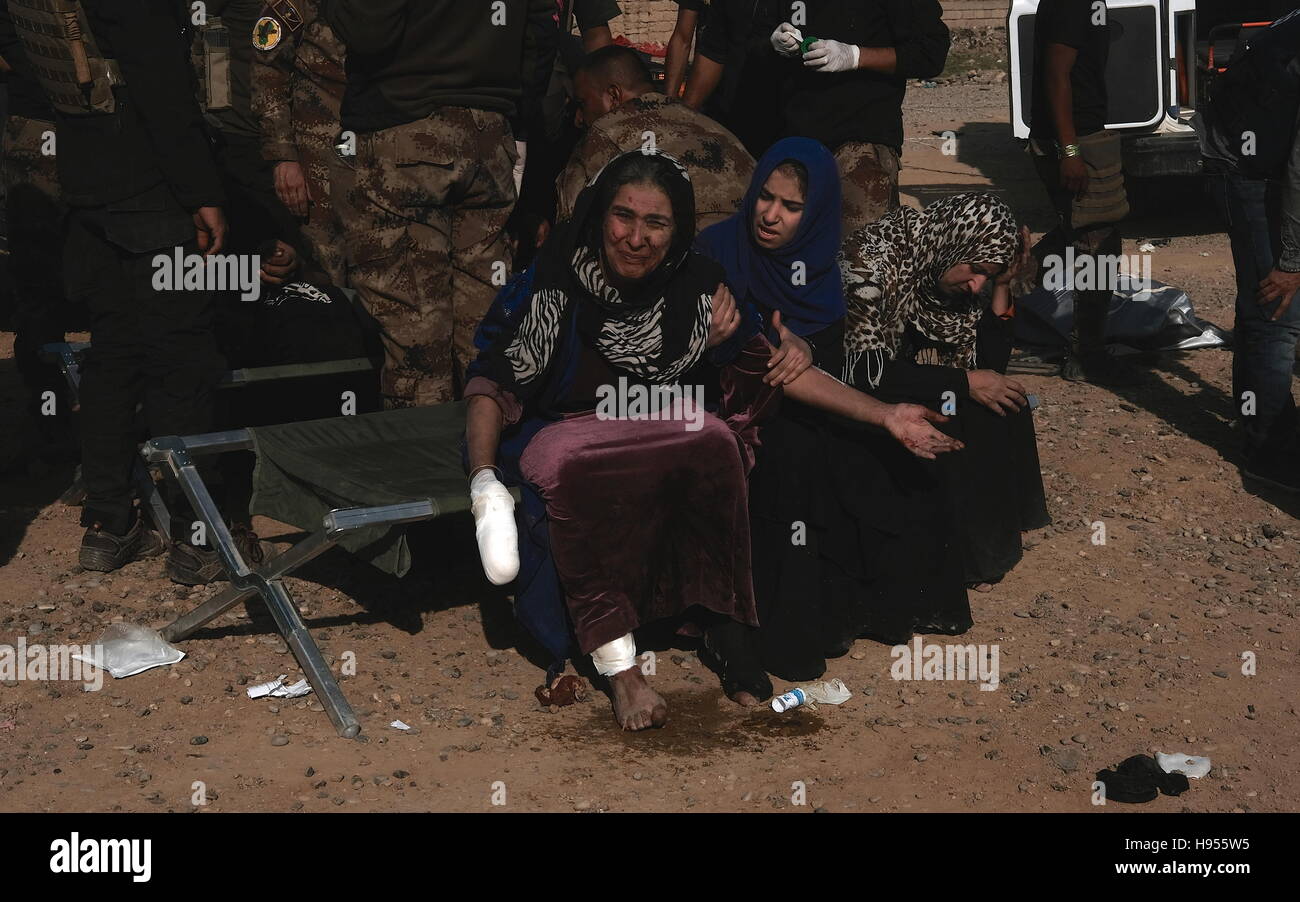 Mosul, Iraq. 6 Nov, 2016. Un lutto feriti le donne irachene che il fratello era stato ucciso mentre che fuggono dalle zone dei combattimenti a Mosul, Iraq in un frontline casualty punto di raccolta per ricevere un trattamento per la loro ferite il 6 novembre 2016. © Osie Greenway/ZUMA filo/ZUMAPRESS.com/Alamy Live News Foto Stock