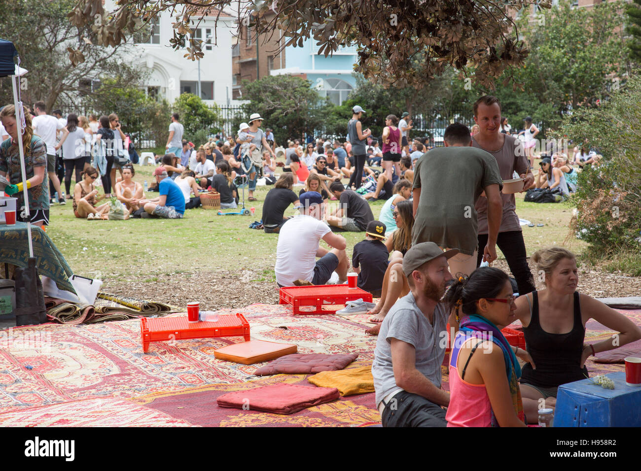 La spiaggia di Bondi, Sydney, Australia. Xix Nov, 2016. Sabato mattina giorno di mercato detenute a Bondi scuola pubblica. Foto di persone sedute sulla scuola di prati di mangiare il pranzo. Credit: modello10/Alamy Live News Foto Stock