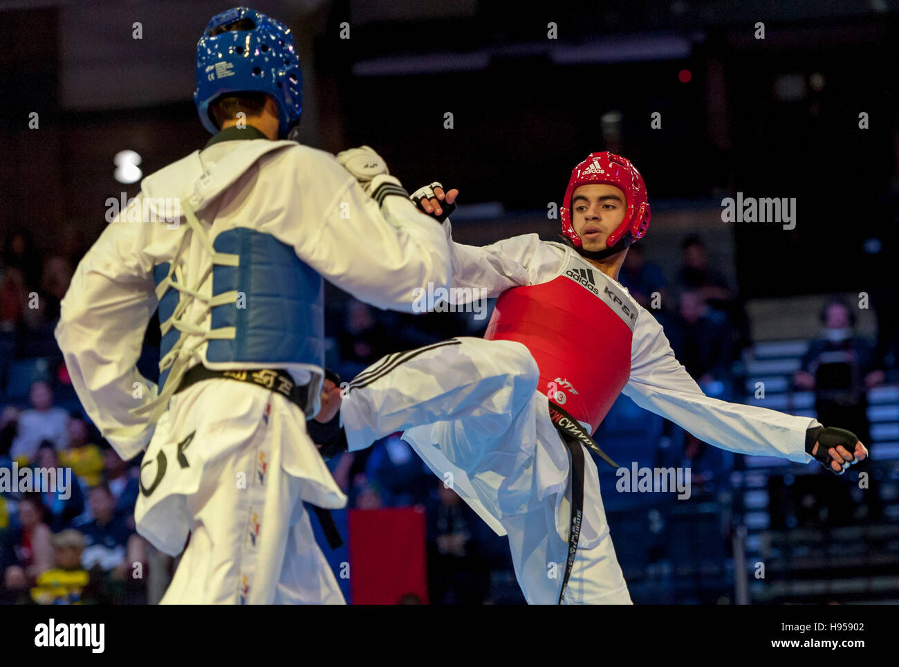 Burnaby, Canada. 18 Novembre, 2016. WTF World Taekwondo Junior campionati, Yazan Ihmeda (JOR) blu e Sherif Hassan (CAN), competere nel maschio 63kg Alamy Live News/ Peter Llewellyn Foto Stock