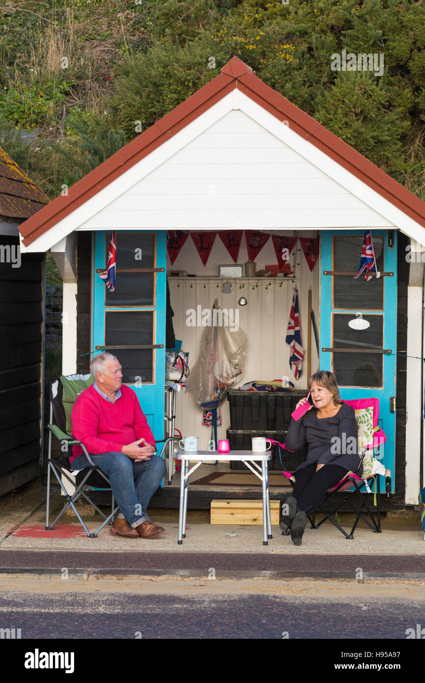 Bournemouth Dorset, Regno Unito. Xix Nov, 2016. Regno Unito: meteo sole prima della pioggia a Bournemouth. Non riesce a dissuadere il British spirito con i loro due argomenti preferiti di conversazione meteo e buona tazza di tè! La Sua Signoria e il suo Ladyship godono di una buona tazza di tè al di fuori il Beach Hut sul lungomare di Bournemouth Beach. Credito: Carolyn Jenkins/Alamy Live News Foto Stock