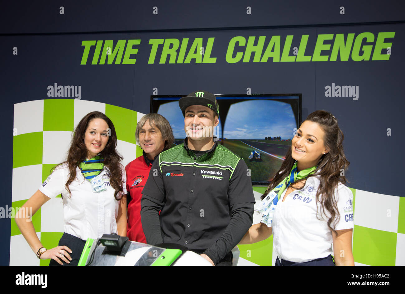 Birmingham, Regno Unito. Xix Nov, 2016. British Superbike rider Leon Haslam e suo papà Ron Haslam sul Carole Nash stand avente un andare sul VR Moto Credito: Steven roe/Alamy Live News Foto Stock