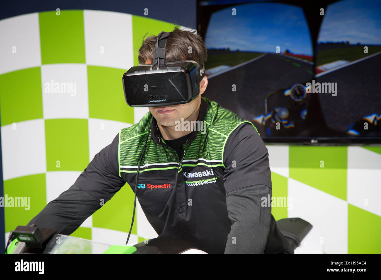 Birmingham, Regno Unito. Xix Nov, 2016. British Superbike rider Leon Haslam sulla Carole Nash stand avente un andare sul VR Moto Credito: Steven roe/Alamy Live News Foto Stock