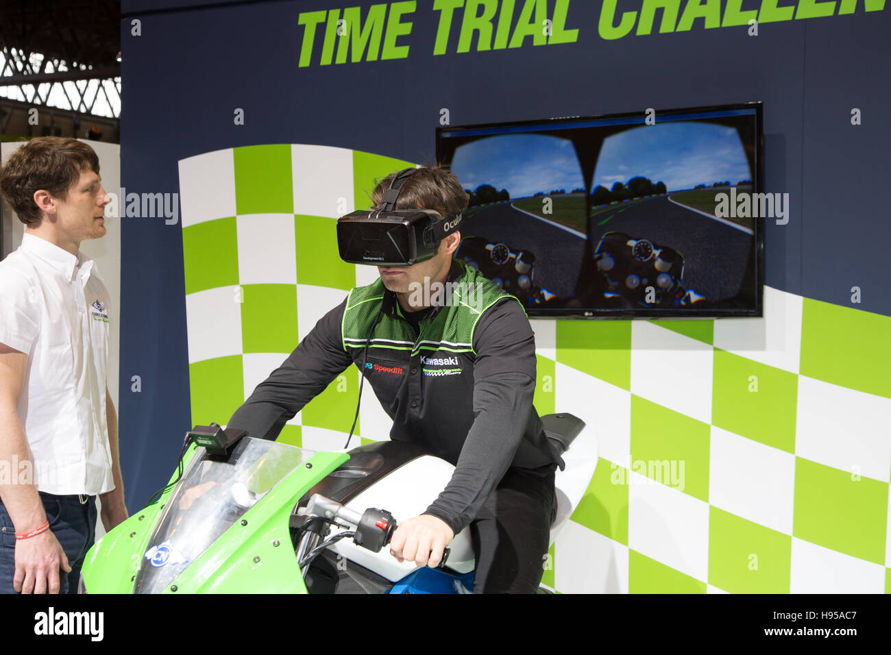 Birmingham, Regno Unito. Xix Nov, 2016. British Superbike rider Leon Haslam sulla Carole Nash stand avente un andare sul VR Moto Credito: Steven roe/Alamy Live News Foto Stock