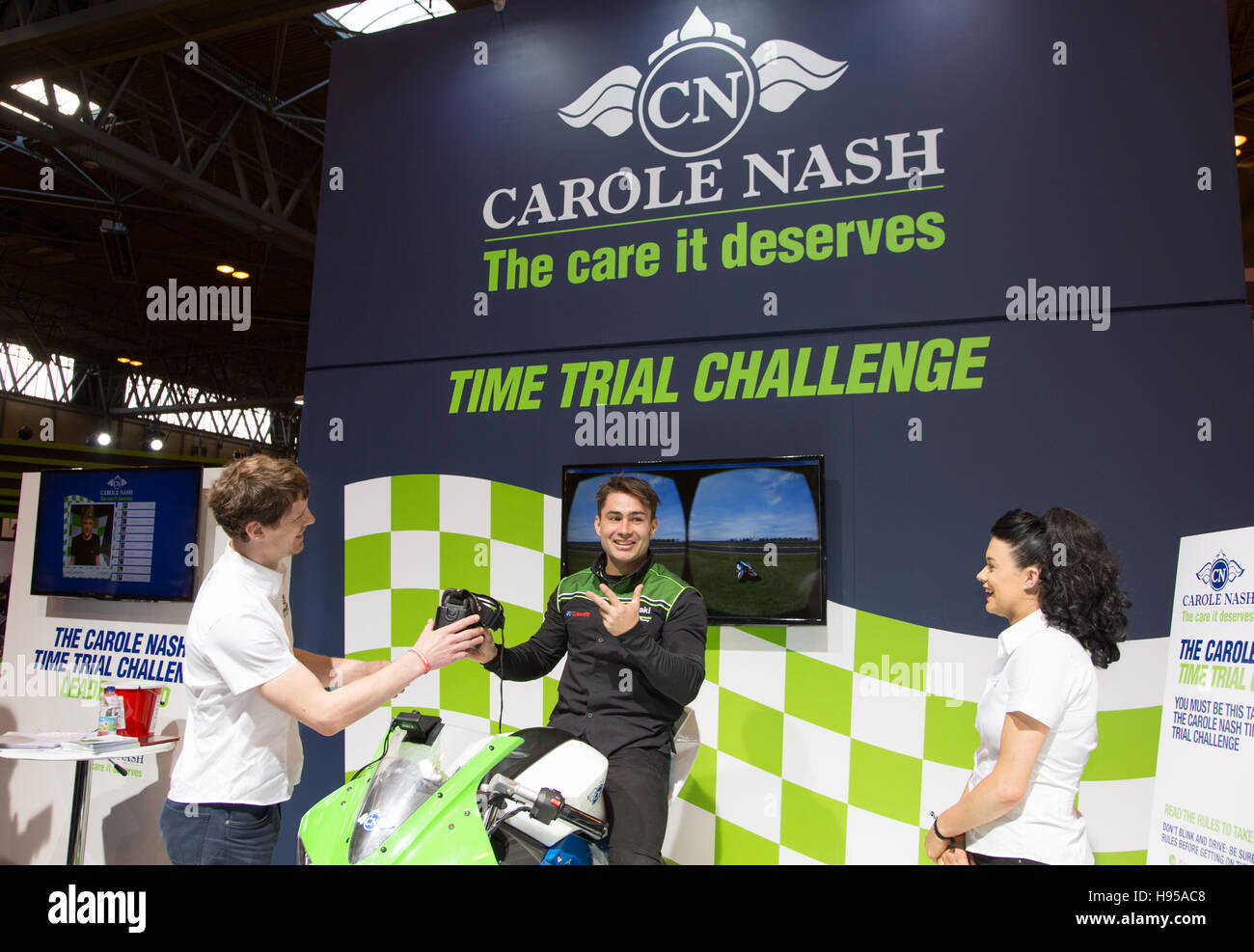 Birmingham, Regno Unito. Xix Nov, 2016. British Superbike rider Leon Haslam sulla Carole Nash stand avente un andare sul VR Moto Credito: Steven roe/Alamy Live News Foto Stock