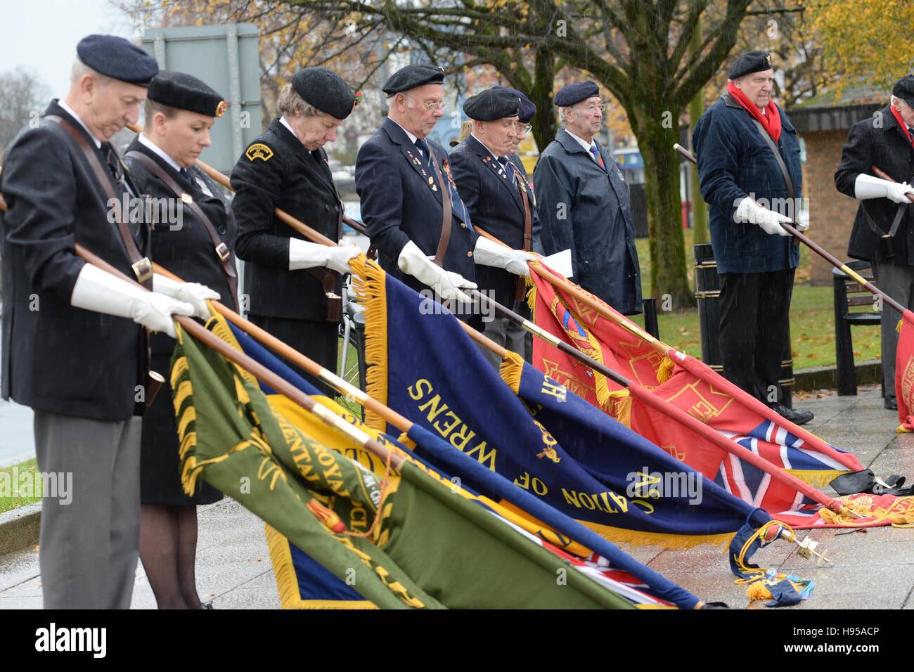 Marina Mercantile Service Newport Wales UK sabato 19 novembre 2016 la Marina Mercantile Associazione città di Newport del servizio della filiale di ricordo presso il commerciante marinaio's Memorial a Mariners Green Newport. Alfieri abbassare le loro norme Credito: Steven Phillips/Alamy Live News Foto Stock