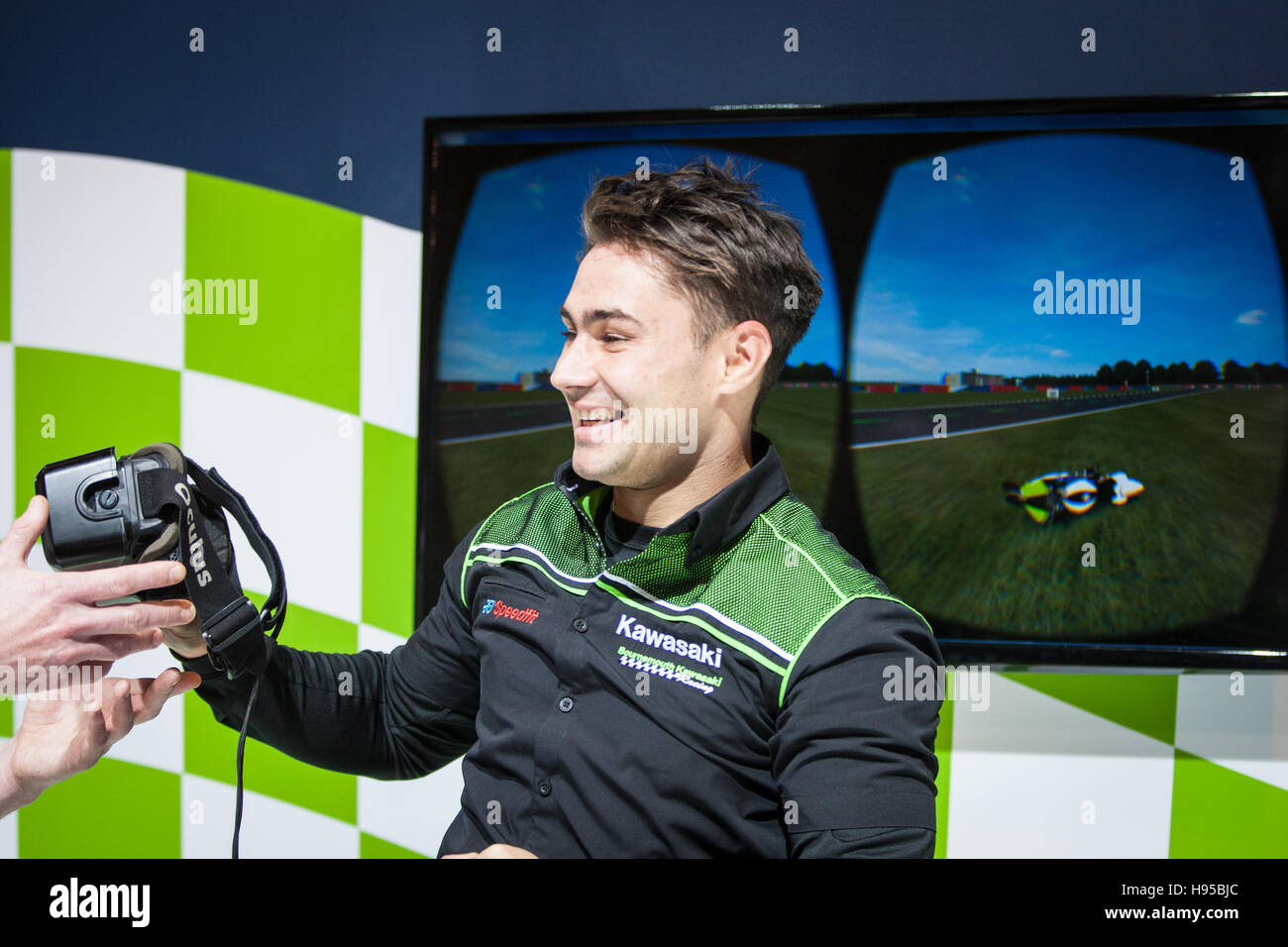 Birmingham, Regno Unito. Xix Nov, 2016. Leon Haslam sulla Carole Nash stand avente un andare sul VR in moto compiendo alcuni giri di pista da corsa Credito: Steven roe/Alamy Live News Foto Stock