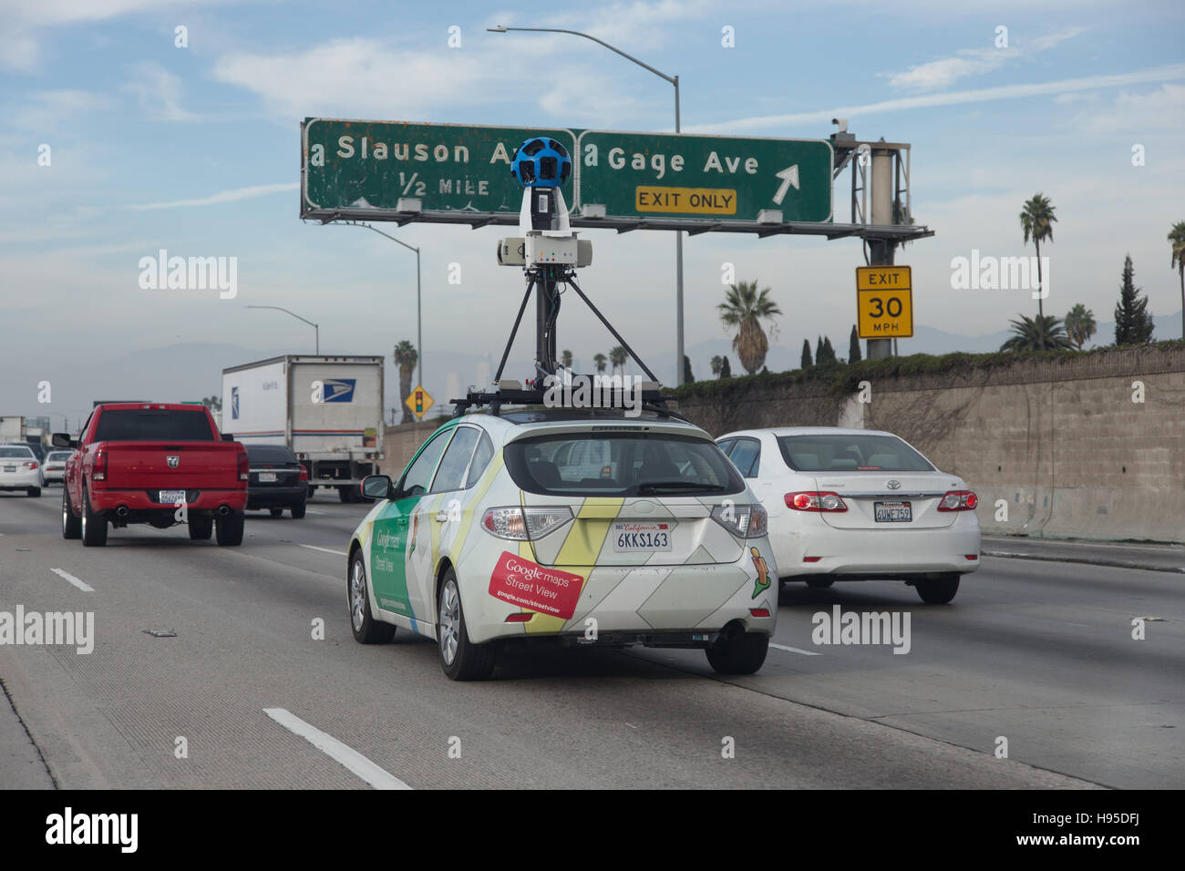 Los Angeles, Stati Uniti. Xvi Nov, 2016. Una vettura da Google Street View con un 360-grado fotocamera sul tetto unità su una superstrada a Los Angeles (USA) il 15 novembre 2016. Foto: Friso Gentsch/dpa - nessun filo SERVICE -/dpa/Alamy Live News Foto Stock