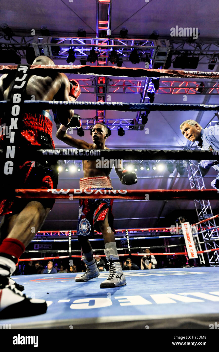 Las Vegas, Nevada, 18 novembre 2016 - Reynaldo Blanco battaglie Demond Brock a "Knockout notte al D" presentato dalla D Las Vegas e DLVEC e promossa da Roy Jones Jr Foto Stock