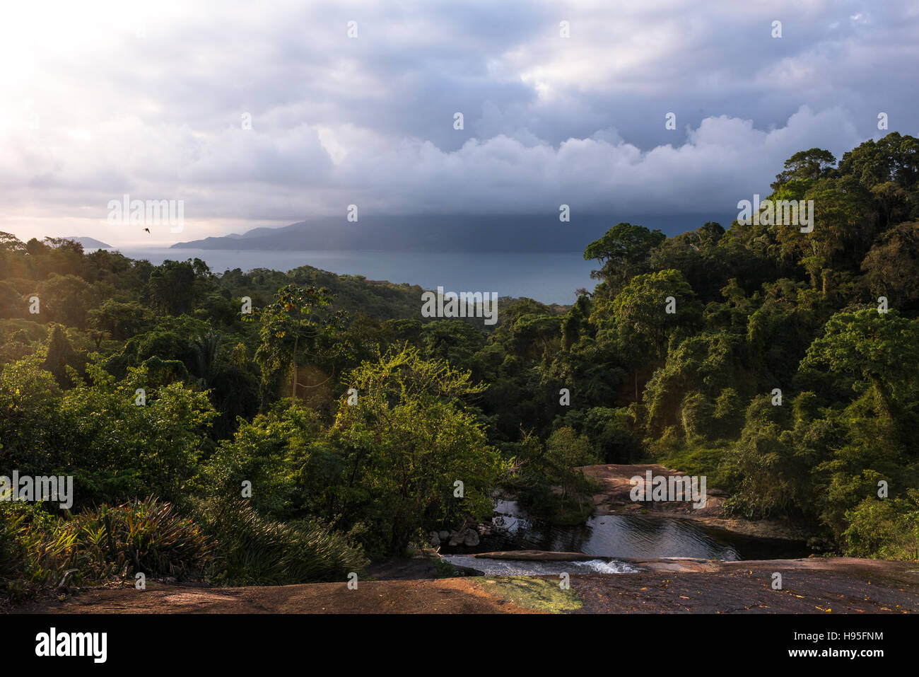 Una vista dalla foresta pluviale dell isola di Ilhabela Foto Stock