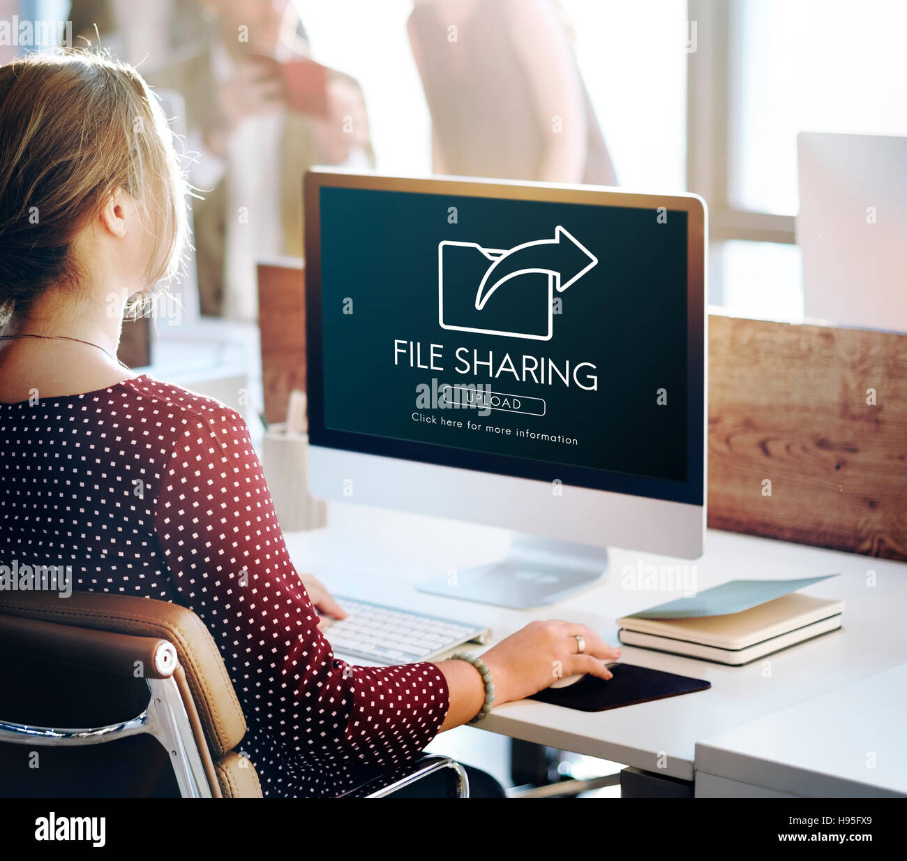 Il trasferimento dei dati Exchange sincronizzazione condivisione concetto di caricamento Foto Stock