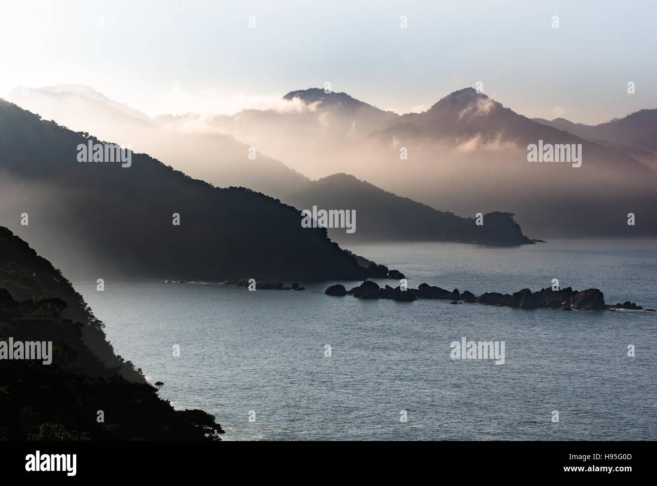 Vista la costa della sponda nord dell isola di Ilhabela, off se costa del Brasile Foto Stock