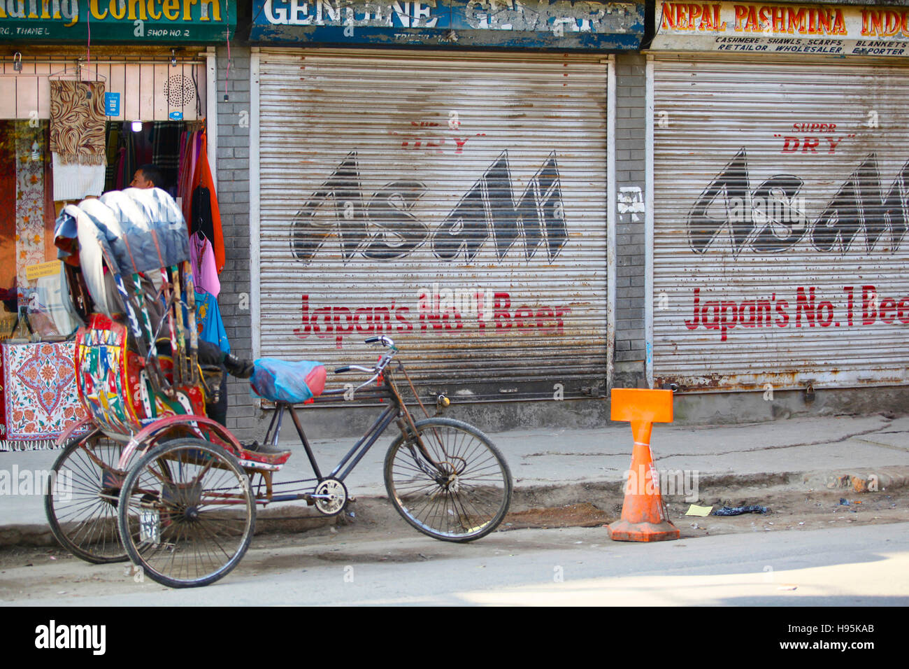 Un ciclo-rickshaw in una strada di Kathmandu, Nepal. Foto Stock