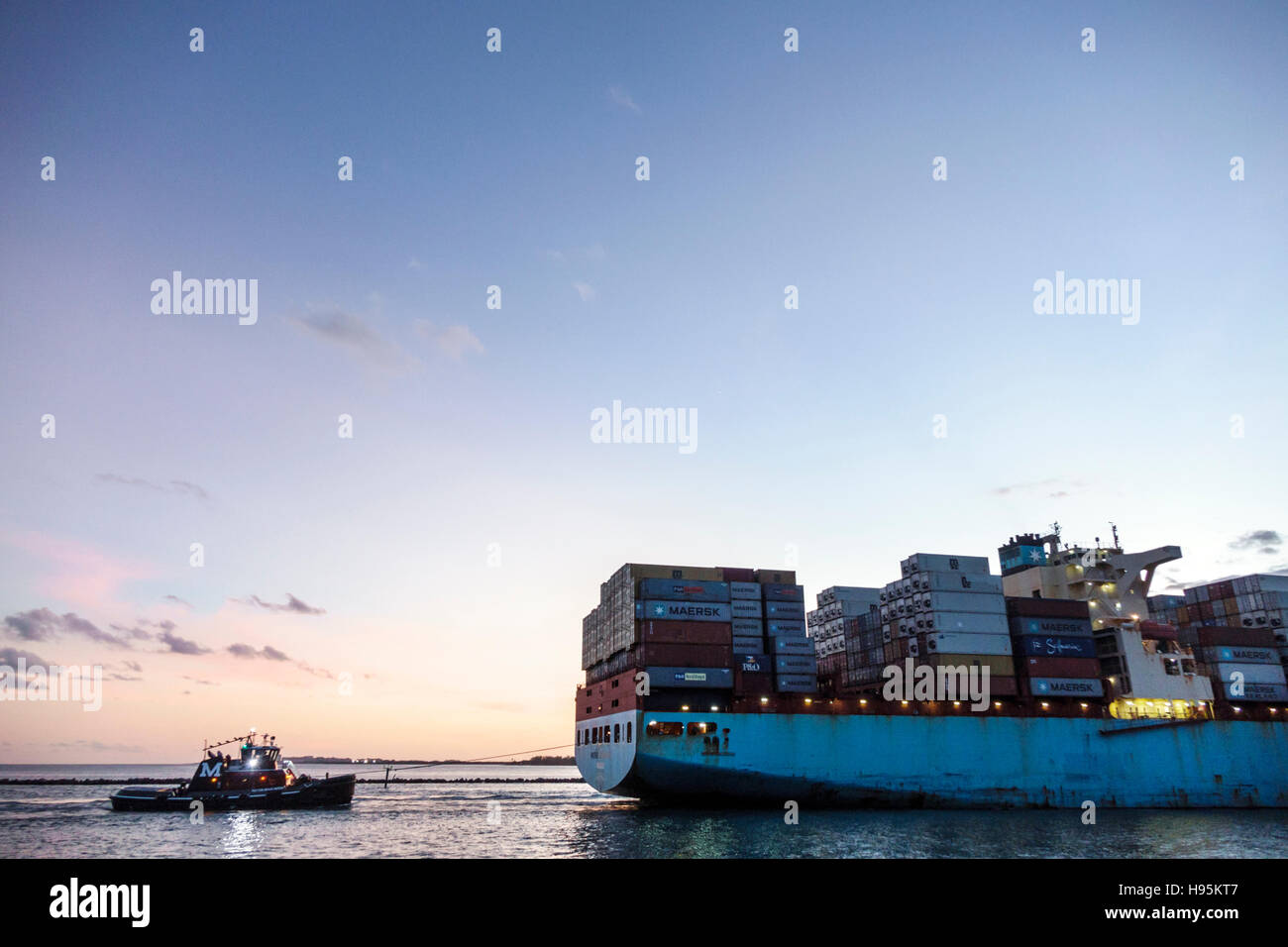 Miami Beach Florida, Maersk Line, nave container cargo, arrivo, Porto di Miami, Oceano Atlantico, entrata a Government Cut, Tugboat, FL161113011 Foto Stock
