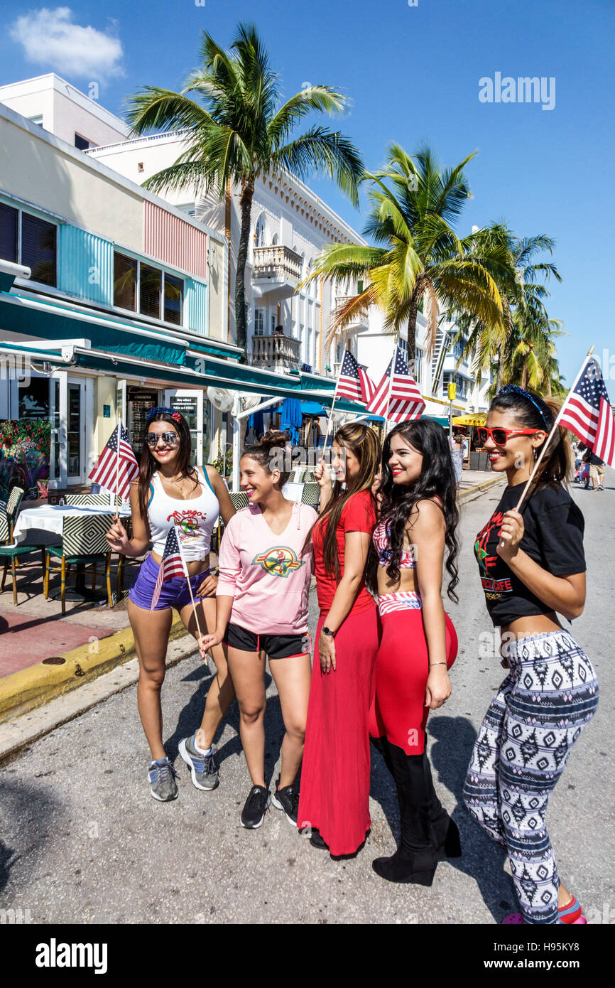 Miami Beach Florida, Ocean Drive, Mango's Tropical Cafe, Veterans Day, ispanica Latino etnia immigrati minoritari minoranza, adulti adulti, donne Foto Stock