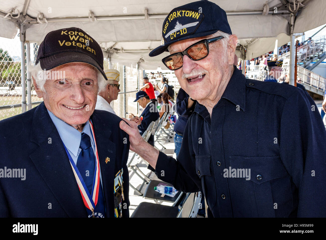 Miami Beach Florida, Veterans Day, attività di celebrazione, veterano di guerra coreano, anziani cittadini, amici, parlare, reminiscing, FL161113027 Foto Stock