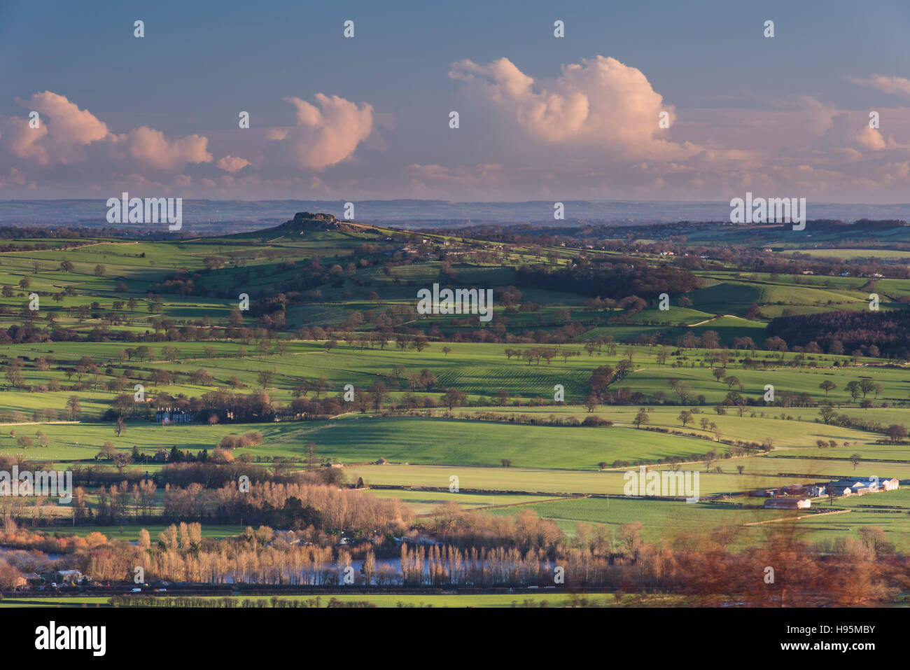Vista da Otley Chevin aross il Wharfe Valley per il caratteristico promontorio roccioso della rupe Almscliffe - North Yorkshire, Inghilterra. Foto Stock