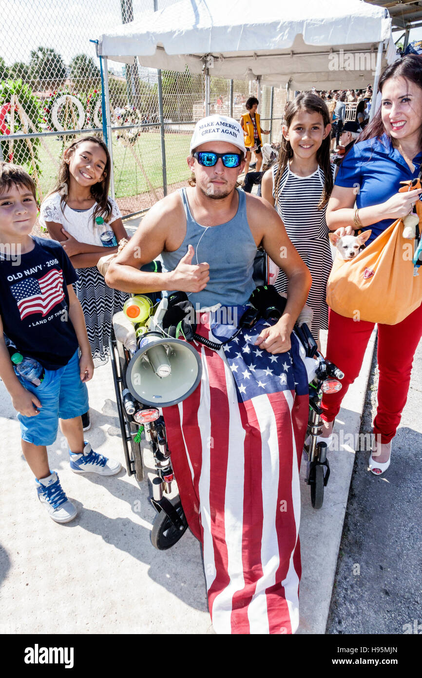 Miami Beach Florida, Veterans Day, attività di celebrazione, disabili, veterano ferito, sedia a rotelle, ispanica Latino etnia immigranti minoranza Foto Stock