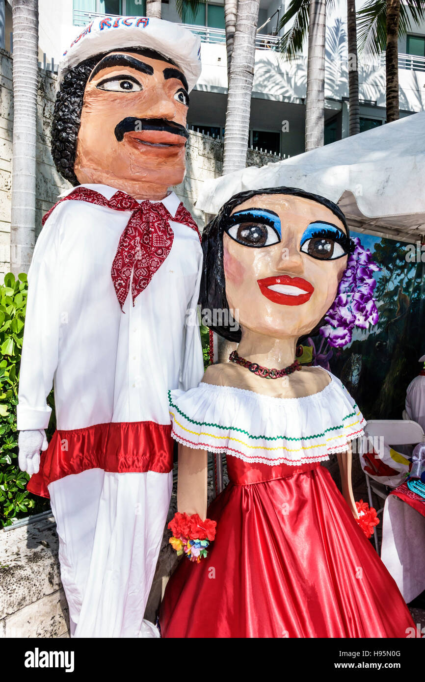 Miami Florida,Downtown Miami Riverwalk Festival,Costa Rica,Rican,promozione,costume nazionale,colori,ispanico adulto,adulti,uomo uomo maschio,donna femmina wom Foto Stock