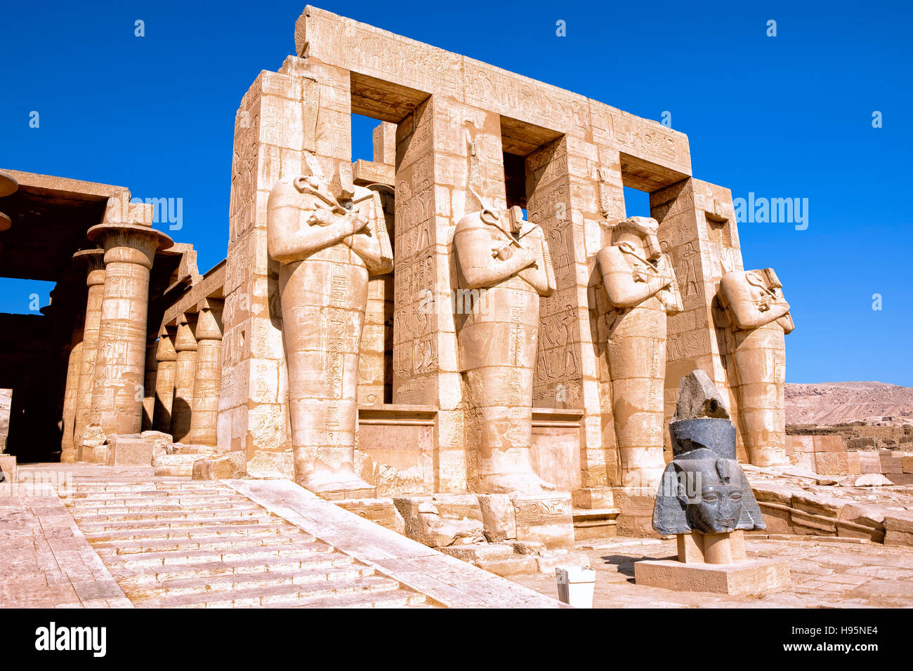 Il Ramesseum memorial temple vicino a Luxor, Egitto Foto Stock