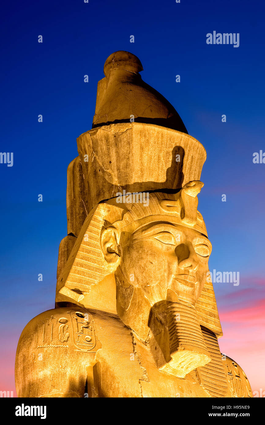 Statua di Ramesse II al Tempio di Luxor, Egitto Foto Stock