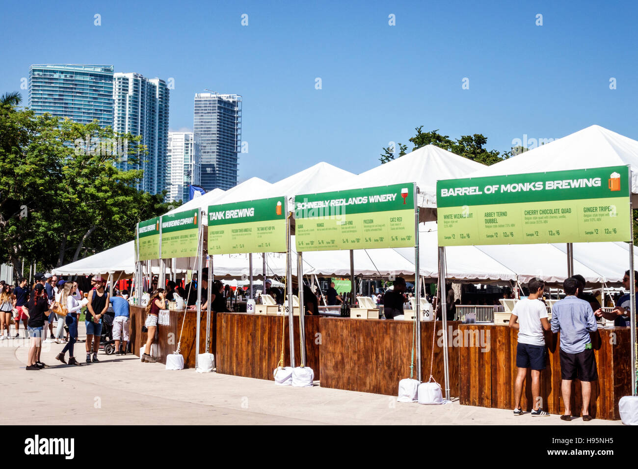 Miami Florida, Bayfront Park, Chipotle cultivate Festival, venditori, stand, bancarelle, birra, vino, FL161113066 Foto Stock