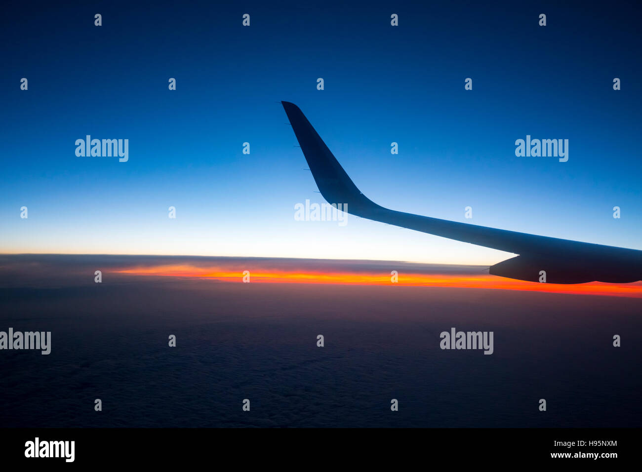 Aereo volare verso il sole di mezzanotte in rotta per l'Islanda Foto Stock