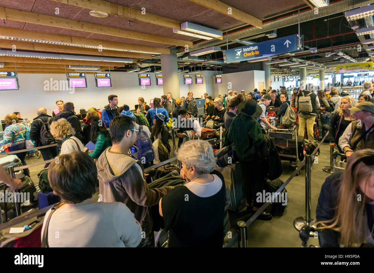Passeggeri schierate al momento del check-in per WOW aria, Keflavik International Airport, Islanda Foto Stock