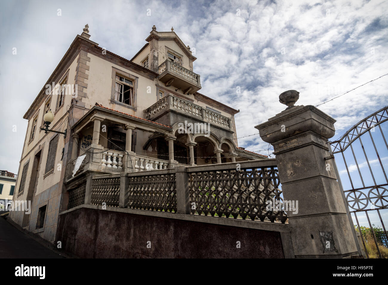 Una volta bella e antica casa abbandonata in Funchal, Madeira Foto Stock