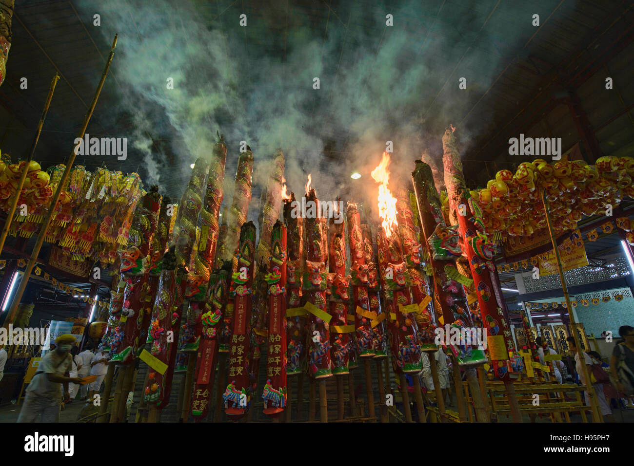 Preghiera di illuminazione pali per merito e buona fortuna per il Festival vegetariano a Bangkok, in Thailandia Foto Stock