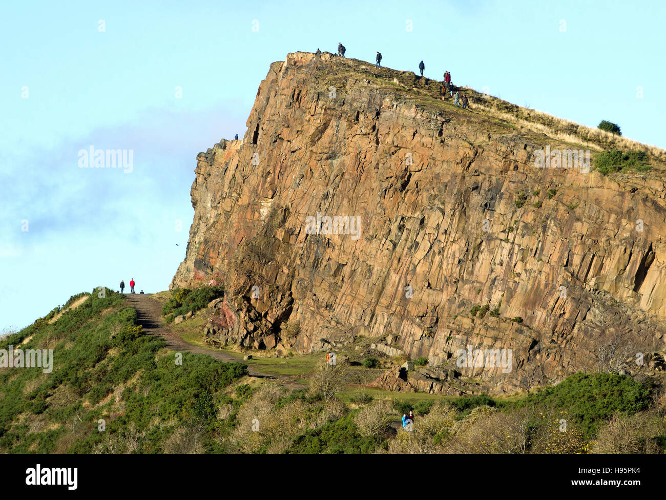 Il radicale strada a Salisbury Crags in Holyrood Park, Edimburgo, Scozia, Regno Unito. Foto Stock